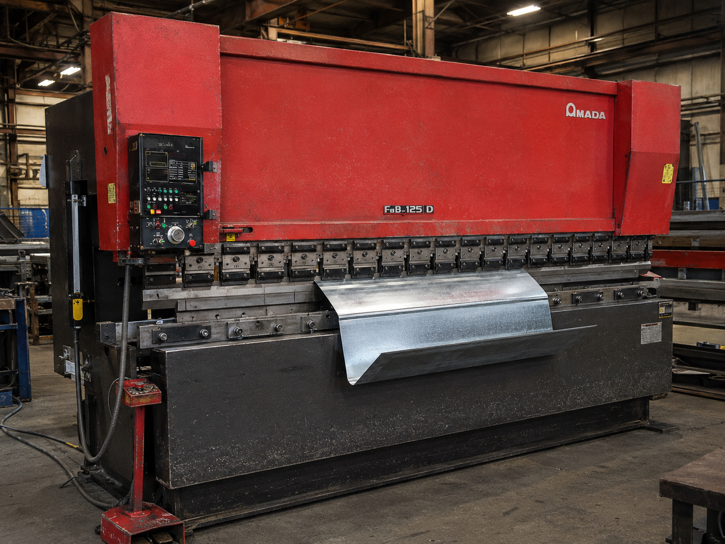Presse plieuse pour pliage de tôle et fabrication sur mesure